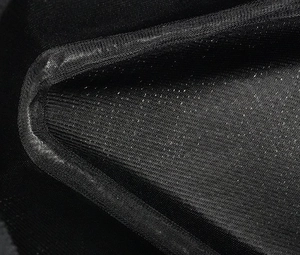 Dettaglio macro del tessuto a rete nera traspirante sulla fodera di un cappello da cowboy