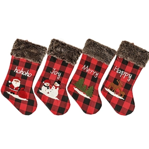 4er-Set Weihnachtssocken mit rot-schwarzem Karomuster, Kunstfell und Bestickung