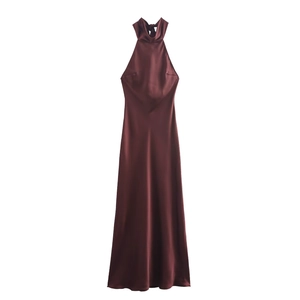 Détail de la robe licou en satin bordeaux montrant la texture de soie et le dos noué