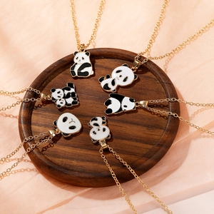 Macro di sei collane con pendente a forma di panda con finitura dorata e smalto