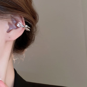 Gros plan de manchette d'oreille double en argent avec zircons ronds et pavage fin