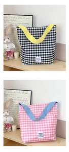 Détail de sacs cabas en toile à carreaux avec sangles contrastées en noir-blanc et rose-blanc