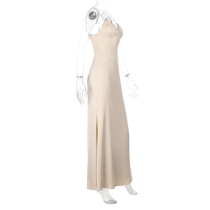 Vue latérale d'une robe en satin beige avec fente, coussinets de poitrine et coupe ajustée