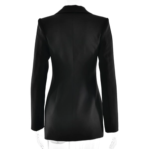 Vue arrière d'une veste de costume noire cintrée pour femme à la coupe ajustée élégante