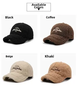 Détail de quatre casquettes de baseball en polaire chaude en noir, café, beige et kaki