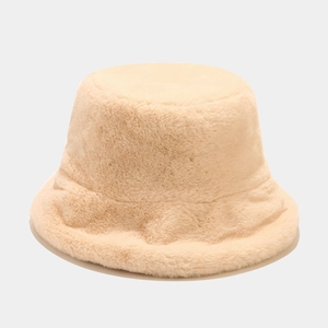 Gros plan sur la fourrure synthétique beige épaisse et douce de ce chapeau d'hiver