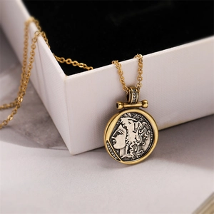 Vue détaillée du collier pendentif pièce romaine bicolore dans un coffret cadeau blanc