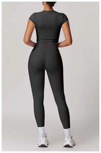 Dettaglio della cucitura a V sul retro dei leggings neri a vita alta e set crop top