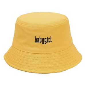Cappello a secchiello giallo con ricamo babygirl gotico nero e tesa impunturata
