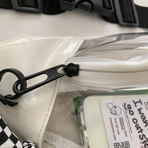 Sac bandoulière minimaliste en cuir verni blanc et PVC transparent avec boucle noire