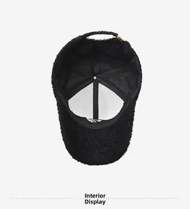 Détails de l'intérieur de la casquette en polaire noire avec doublure en maille et boucle