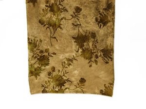 Gros plan détaillé du tissu floral beige montrant la texture floquée et les motifs d'art
