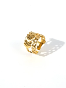 Macro detail of 18k gold wheat leaf and cuban chain design on adjustable open ring