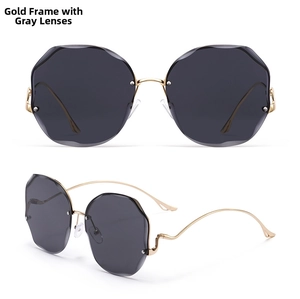 Détail de la monture dorée et verres gris à bords ondulés sur lunettes de soleil larges