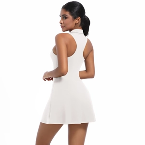 Détail du dos d'une robe de sport blanche avec découpe circulaire et ourlet plissé