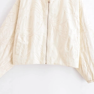 Veste brodée crème à la mode avec motifs de feuilles et tissu en sergé texturé unique