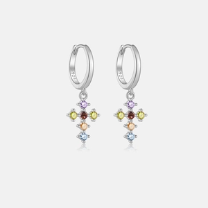 Vue macro de la boucle d'oreille en argent S925 avec pendentif croix en pierres colorées