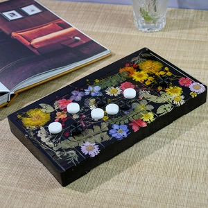 Gros plan détaillé d'un moule d'échiquier en résine florale avec des pièces de jeu