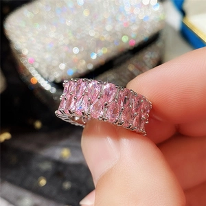 Vue détaillée d'une bague en argent ornée de deux rangées de zircons roses en forme de poire