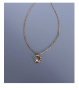 Detailaufnahme eines minimalistischen Mondanhängers mit Zirkonia in 18K Goldoptik