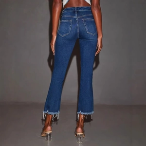 Jeans cropped blu scuro a vita alta vestibilità slim con orli a frange vista posteriore