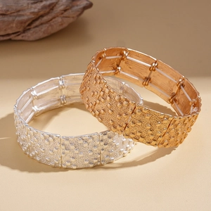 Bracelets extensibles en métal texturé doré et argenté avec motifs carrés martelés