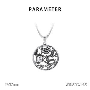 Détails du pendentif dragon argenté montrant 37mm de diamètre et 14g en acier titane