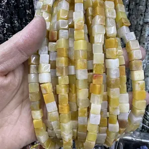 Détail macro de perles cubiques en pierre naturelle pour création de bijoux DIY