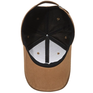 Vue intérieure de la casquette marron en coton avec coutures noires et boucle réglable