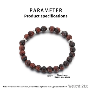 Détail du bracelet en perles d'oeil de tigre de 8mm avec perles en métal sur fond blanc