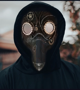Dettaglio della maschera steampunk da medico della peste con ingranaggi e tubi