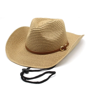Détail du chapeau de cowboy en paille avec bandeau en cuir et cordon réglable