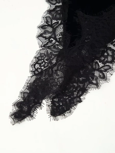 Gros plan sur la dentelle noire aux motifs floraux avec détails de bordure en cils
