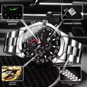 Détails du chronographe à quartz montrant les aiguilles lumineuses et le bracelet en acier
