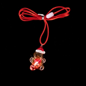 Dettaglio collana con ciondolo omino di pan di zenzero luminoso di Natale, con nastro rosso e LED.