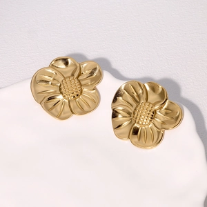 Orecchini a fiore in acciaio inossidabile dorato su vassoio bianco, gioielli placcati 18k