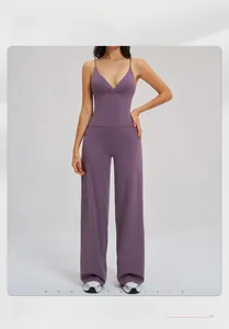 Détail d'un ensemble de yoga lilas avec caraco à col en V et pantalon large extensible