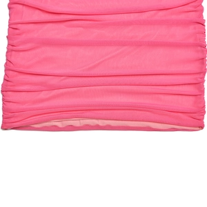 Détail du tissu en maille rose présentant des textures plissées complexes et des motifs