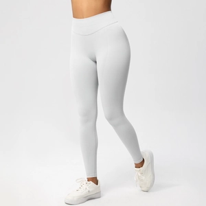 Detailansicht der nahtlosen High-Waist-Yoga-Leggings in Hellgrau mit Kompressionsbund