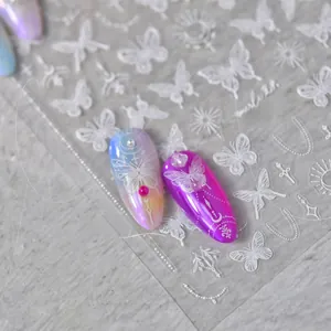 Détail des stickers ongles MS-406 avec papillons blancs sur fond de marbre chic