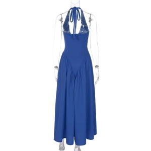 Detailansicht der Rückseite eines blauen rückenfreien Neckholder-Jumpsuits mit weitem Bein