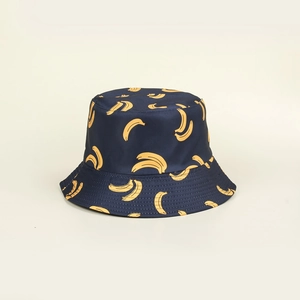 Vue détaillée du chapeau bob d'extérieur bleu foncé avec motifs bananes et tissu doux