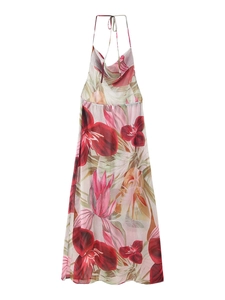 Détail du col licou et de l'imprimé floral rouge vif sur la robe longue d'été légère