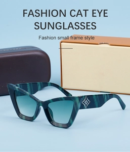 Dettaglio occhiali da sole cat-eye marmorizzati con lenti sfumate blu e decori in metallo