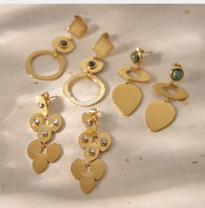 Détails de boucles d'oreilles plaquées or 18K avec pierres naturelles et zircons