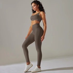 Détail du legging taille haute gainant et de la brassière de sport couleur taupe