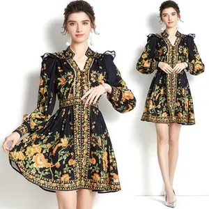 Detail eines V-Ausschnitt Kleides mit Laternenärmeln, Boho-Print und Rüschen an den Schultern