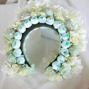 Ethnisches Xunpu Blumen-Stirnband mit blauen Rosen und weißen Hortensien für Fotoaufnahmen