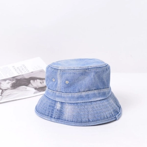 Chapeau bob en denim délavé bleu clair vintage avec coutures décoratives et aération