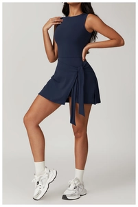 Détail de la robe de sport bleu marine montrant le design portefeuille et la coupe sans manches